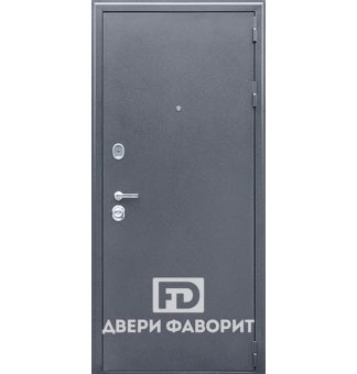недорогая дверь с отделкой цинкогрунт и МДФ светлого цвета