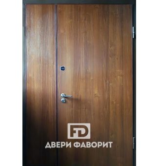 Недорогая дверь с боковой вставкой (отделка ламинат)
