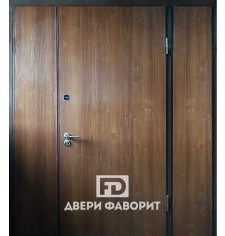 Недорогая дверь с отделкой ламинат (две боковые вставки)