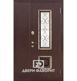 Недорогая дверь с ковкой, стеклом и боковой вставкой