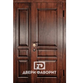 Недорогая парадная дверь с боковой вставкой