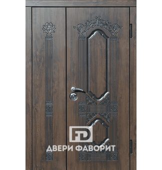 Недорогая дверь для парадного входа, модель с боковой вставкой