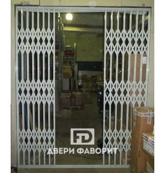Решетчатая раздвижная дверь с открыванием в обе стороны