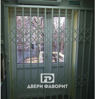 Дверь раздвижная решетчатая белого цвета