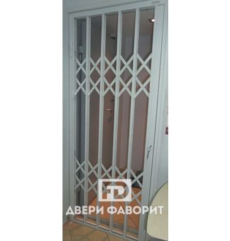Раздвижная решетчатая дверь с двумя рядами профильных труб