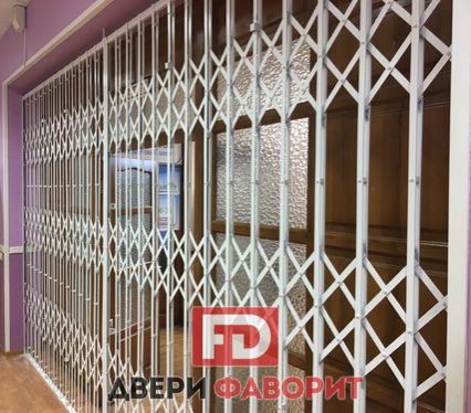 раздвижная решетчатая дверь с ушками под навесной замок
