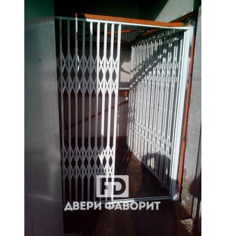 Металлическая решетчатая дверь с раздвижными створками